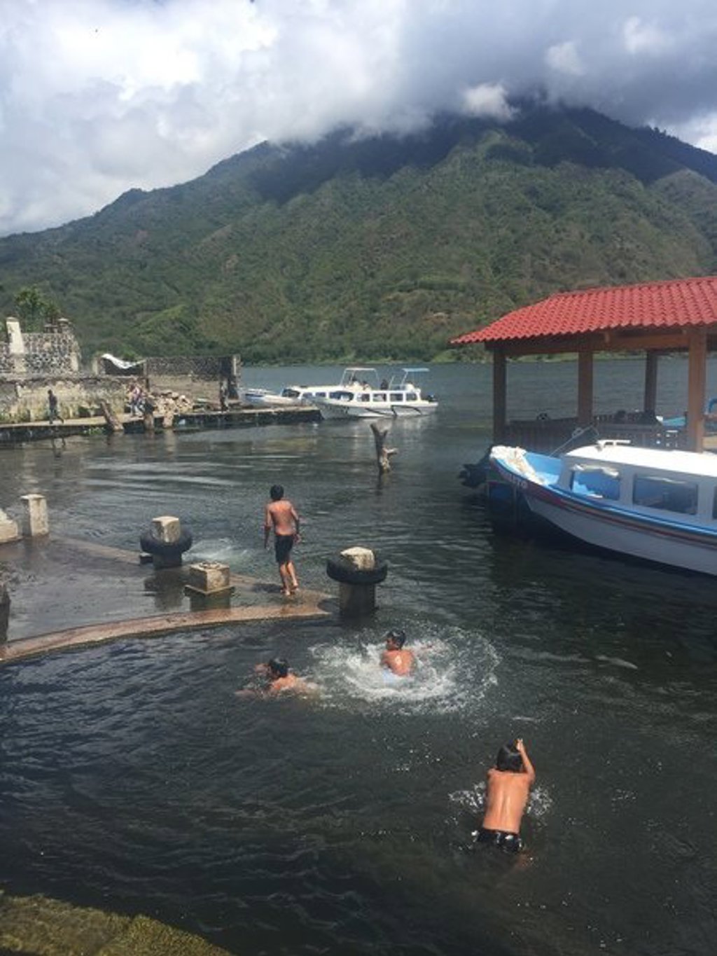Vulkaanlandschap in Guatemala met mistige bergen en groene valleien tijdens een groepsrondreis.