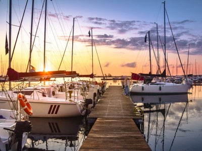 Jachthaven met zeilboten bij zonsondergang tijdens de route Polen en Baltische Staten.