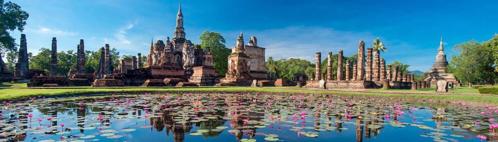 Tempelruïnes in Sukhothai met lotusvijver, tijdens groepsrondreis Thailand Noord en Zuid.