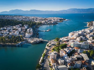 Uitzicht over de kustplaats Chalkida op Evia, met haven en baai in Griekenland.