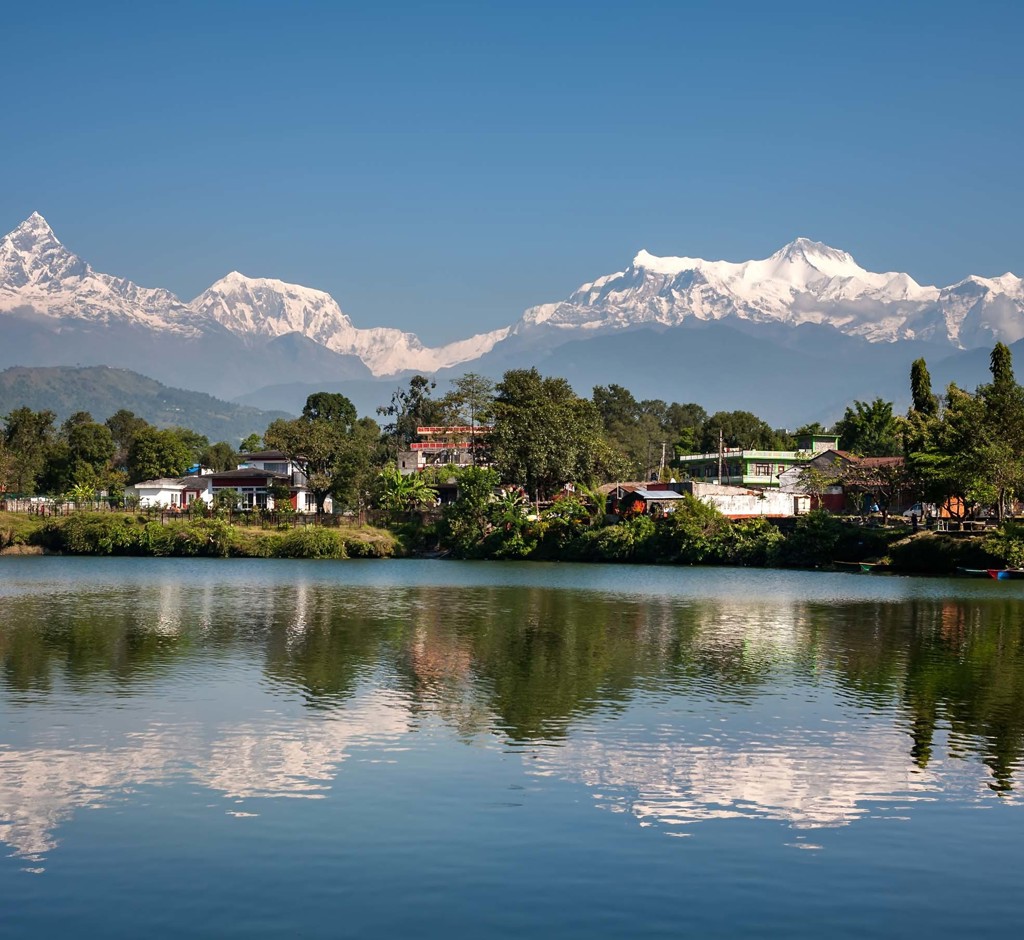 Besneeuwde Himalaya bij Pokhara met weerspiegeling in het Phewa-meer, tijdens groepsrondreis Noord-India en Nepal.