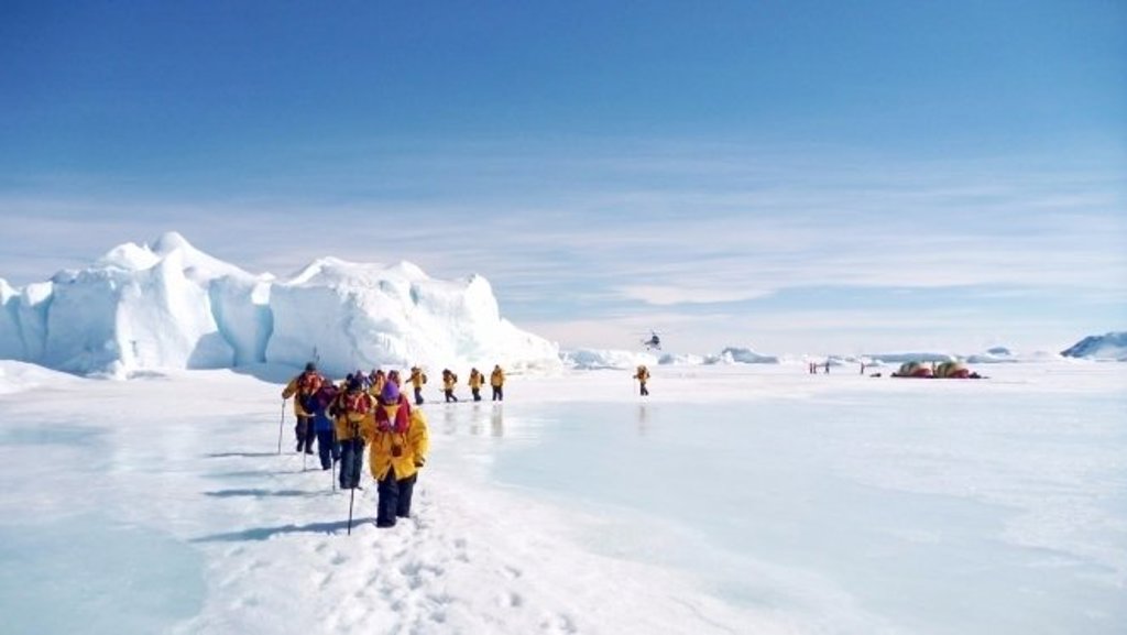 Groepsrondreis Antarctica bij Snow Hill eiland met ijslandschap en sneeuw.