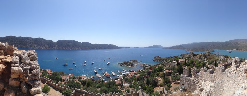 Panoramisch uitzicht op de Turquoise Kust in Turkije met blauwe baai, eilanden, boten en dorpje aan zee.