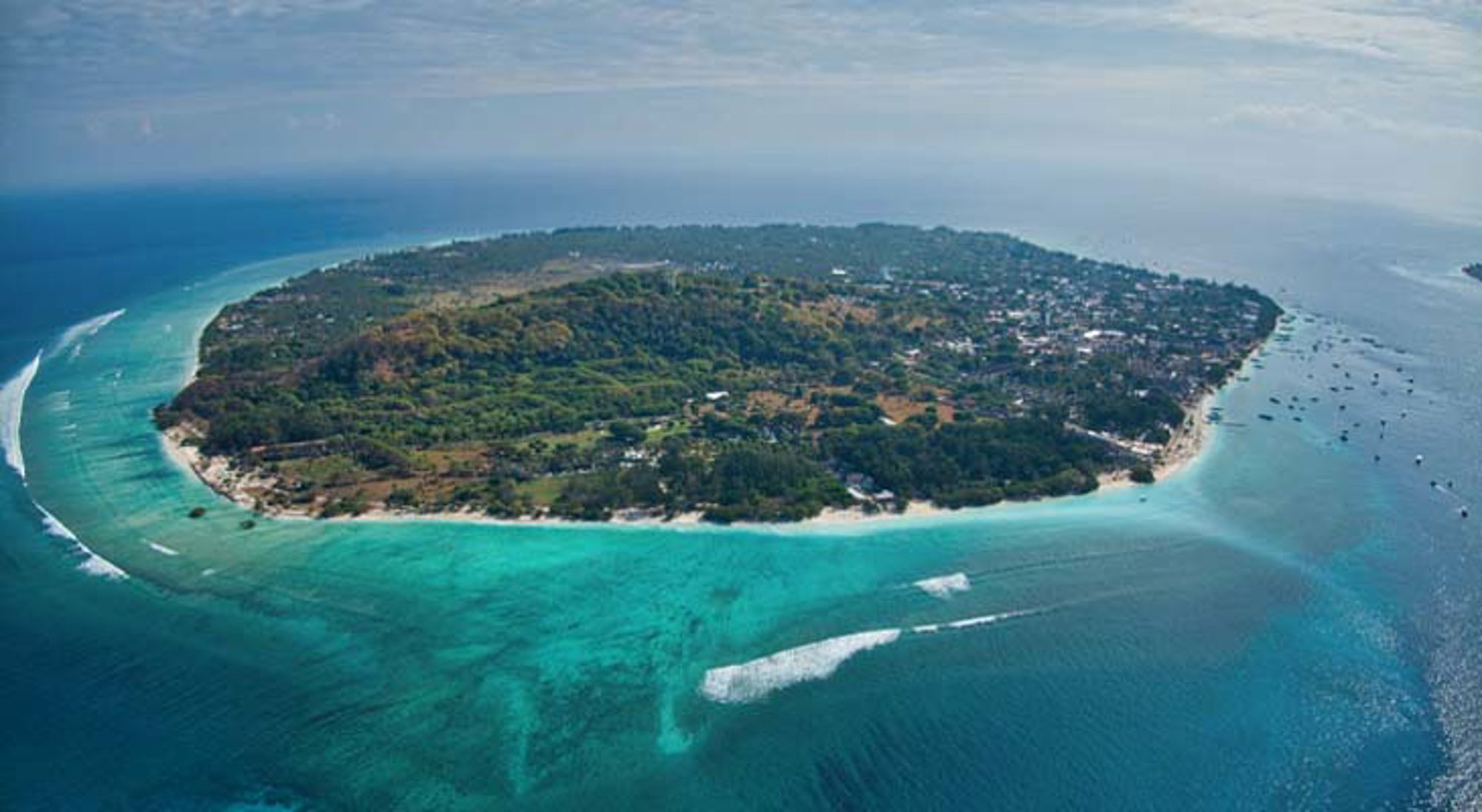 Gili Trawangan Indonesië Groene rijstterrassen in Indonesië, gezien vanaf een heuvel.