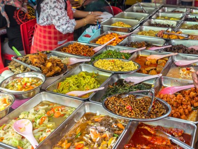 Buffet met Maleisische gerechten in een eetkraam op Borneo.