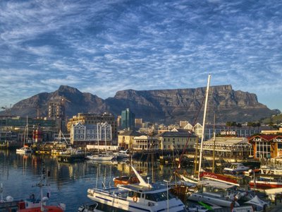 Victoria & Alfred Waterfront in Kaapstad met Tafelberg op de achtergrond, Route Tuinroute Zuid-Afrika.