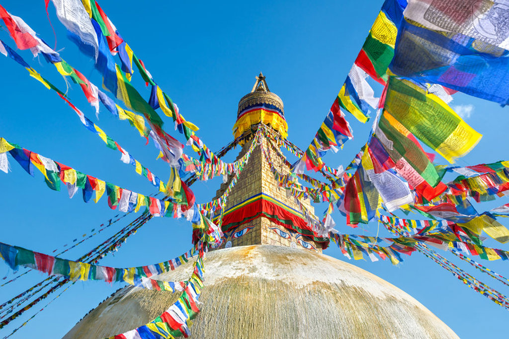 Boudhanath-stoepa in Kathmandu met kleurrijke gebedsvlaggen, tijdens groepsrondreis Nepal Everest.