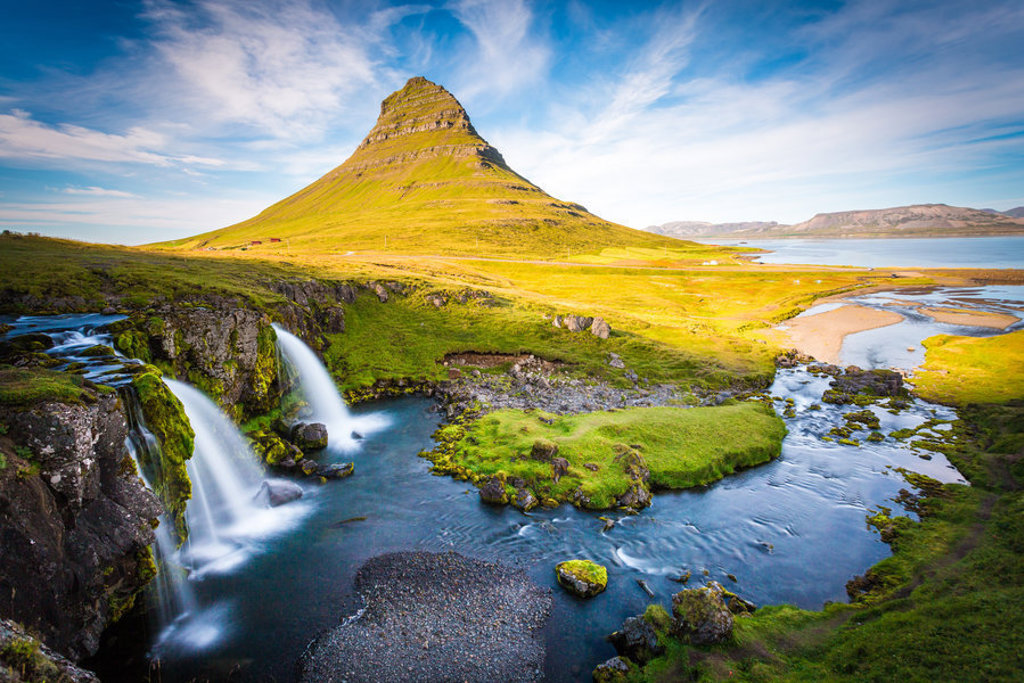 Kirkjufell-berg met waterval en rivier bij Grundarfjörður op IJsland, highlight van de familiereis IJsland.