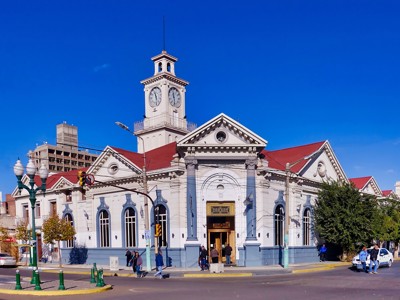 Historisch gebouw met klokkentoren in Punta Arenas, op de Route Patagonië.