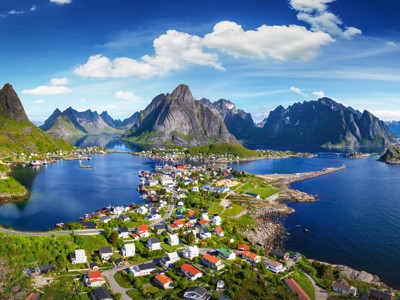 Uitzicht op Reine op de Lofoten, met fjord en scherpe bergtoppen langs de Route Noorwegen.