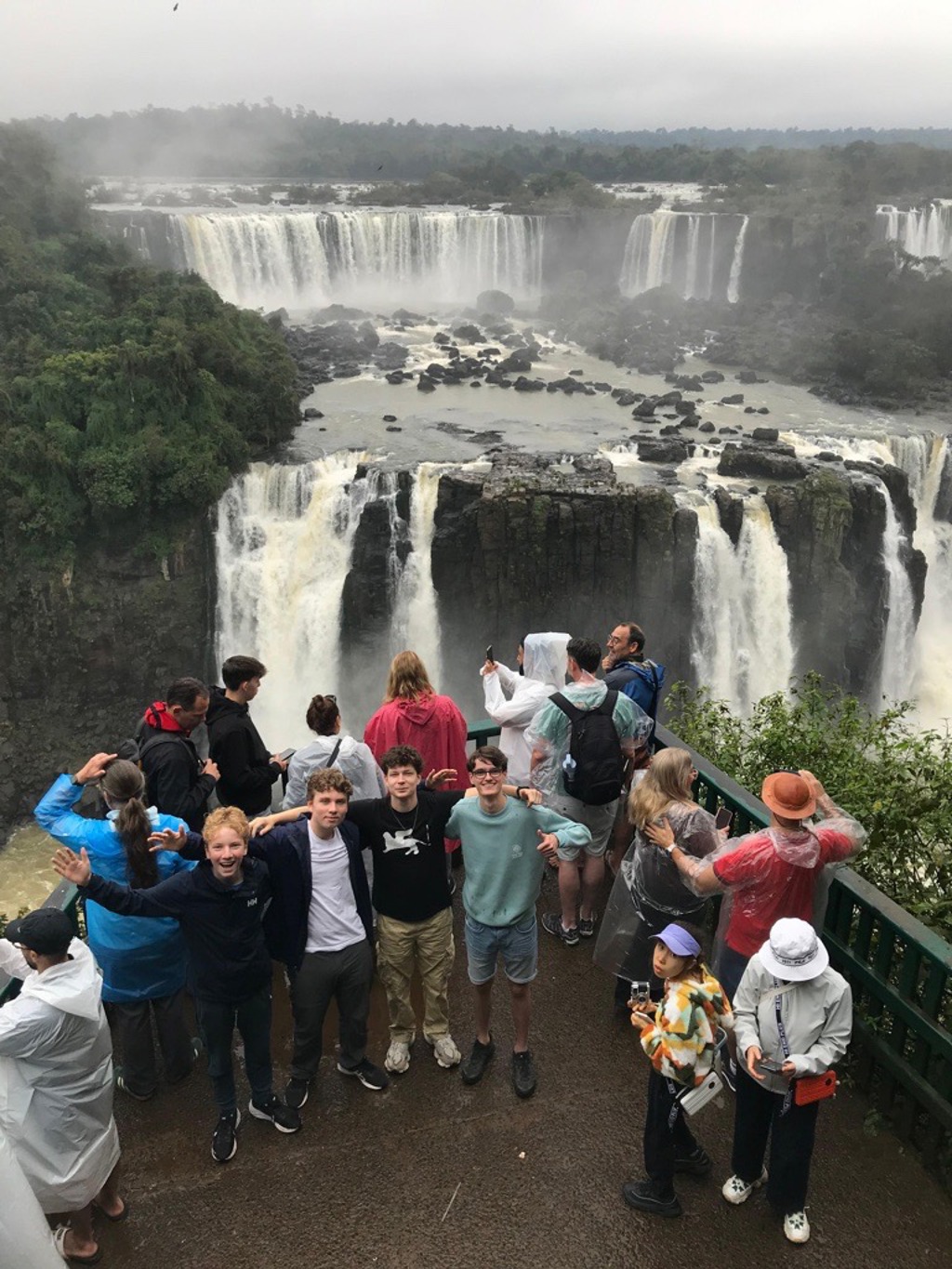 Groep reizigers bij de watervallen van Iguazú tijdens familiereis Argentinië en Brazilië.