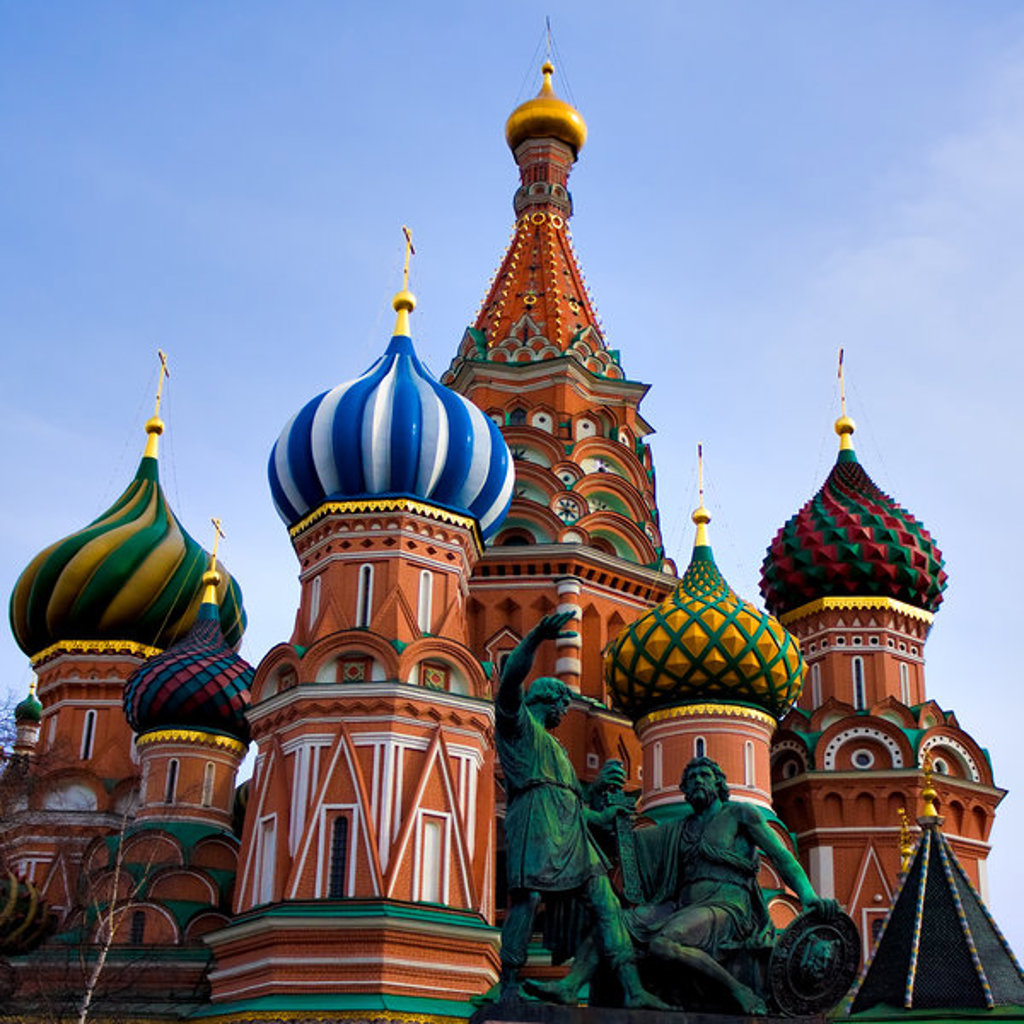 Gekleurde koepels van de Basiliuskathedraal op het Rode Plein in Moskou, Rusland.