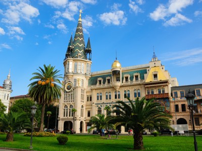 Piazza Europe in Batumi met het Astronomische Klokgebouw en palmbomen, Georgië.