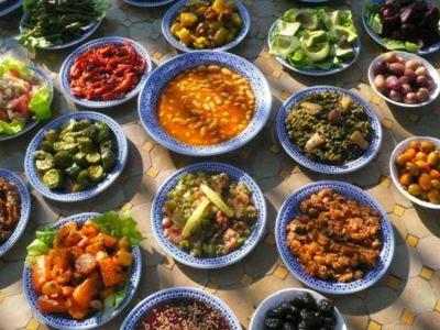 Marokkaanse mezze met salades, olijven en stoofgerechten in schaaltjes, route Marokko Zomer 21 dagen.