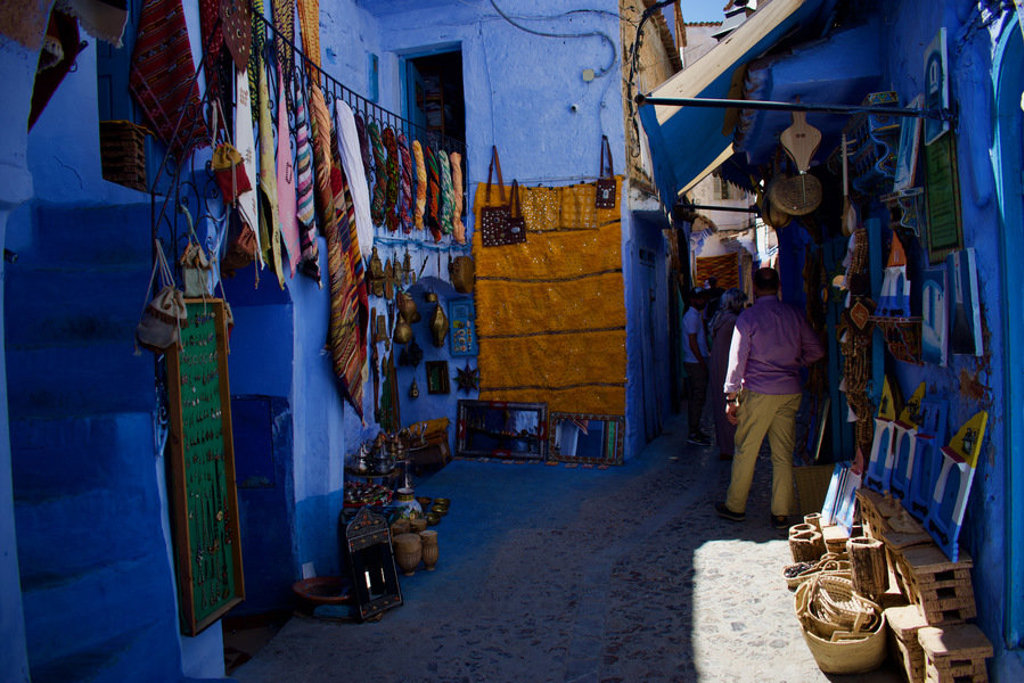 Blauwe steeg met souvenirwinkels en handgemaakte spullen in Chefchaouen, Marokko.