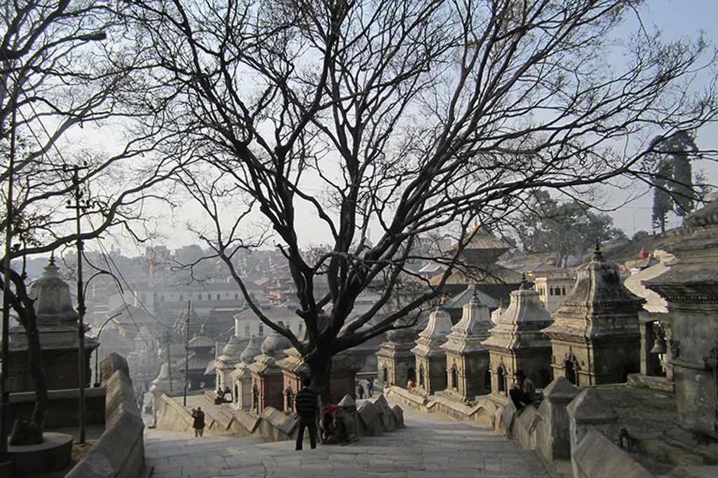 Tempels en stoepa’s langs de trappen van Pashupatinath in Kathmandu, Nepal.