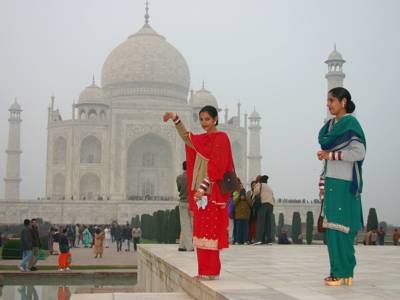 Vrouwen poseren voor de Taj Mahal in Agra tijdens de route India en Nepal, 21 dagen.