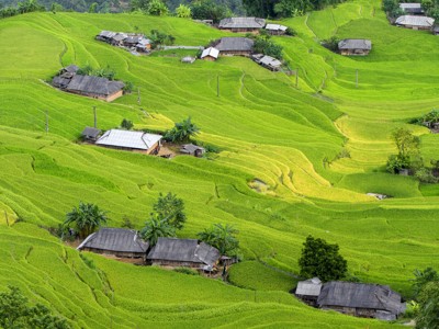 Groene rijstterrassen met verspreide dorpjes in de bergen van Vietnam tijdens de Route China & Vietnam, 20 dagen.