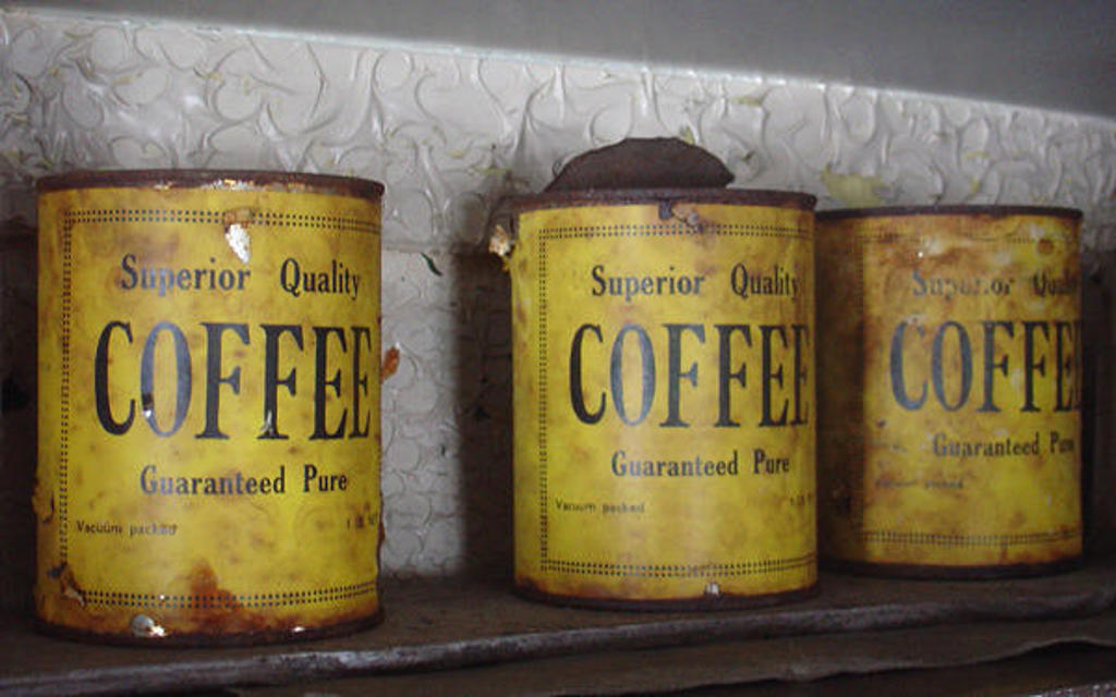 Roestige blikken koffie in een verlaten voorraadkast op Antarctica.