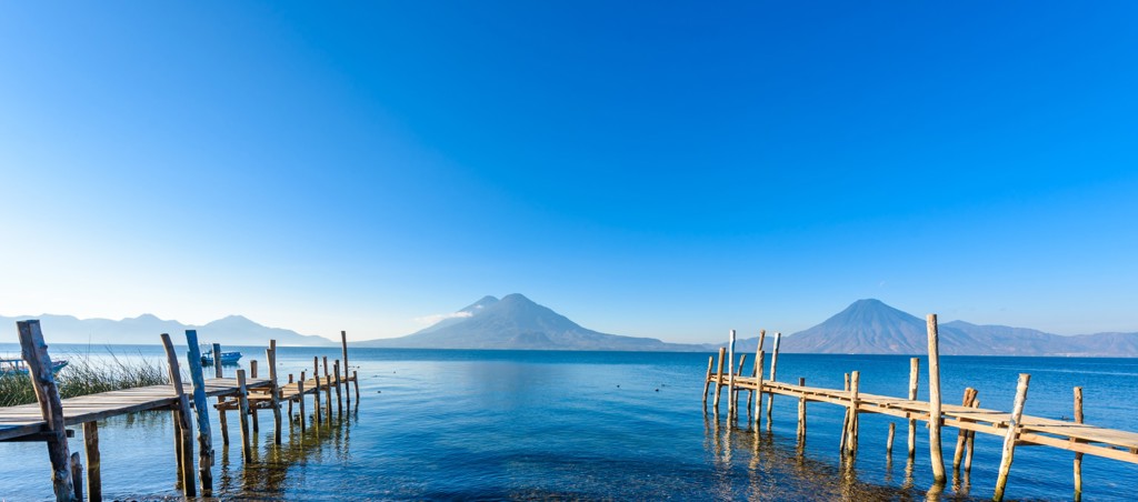 Houten steigers aan het Meer van Atitlán met vulkanen op de achtergrond, Guatemala.