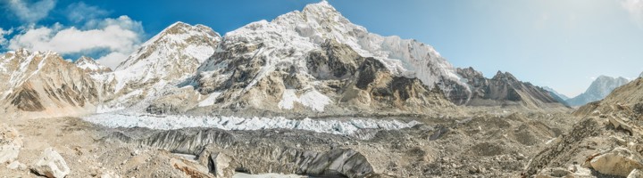 Khumbu Icefall gletsjer met ijsblokken en besneeuwde Himalaya-bergen in Nepal.