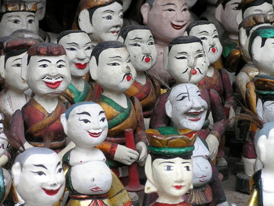 Kleurrijke Vietnamese houten poppen en beeldjes op een markt tijdens Route Vietnam.