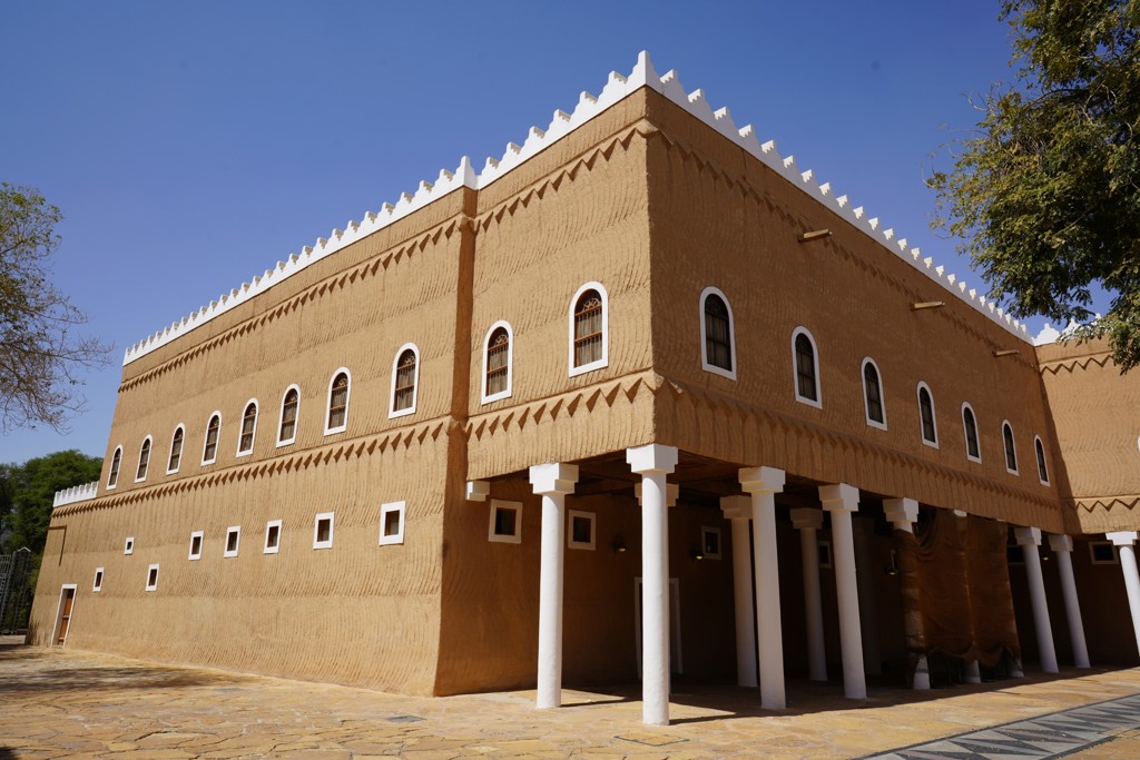 Traditioneel lemen fort met witte kantelen en bogen, Saoedi-Arabië.