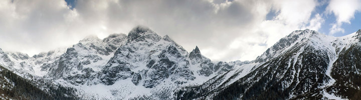 Besneeuwde bergtoppen in de Hoge Tatra in Slowakije, populair decor voor familiereizen.