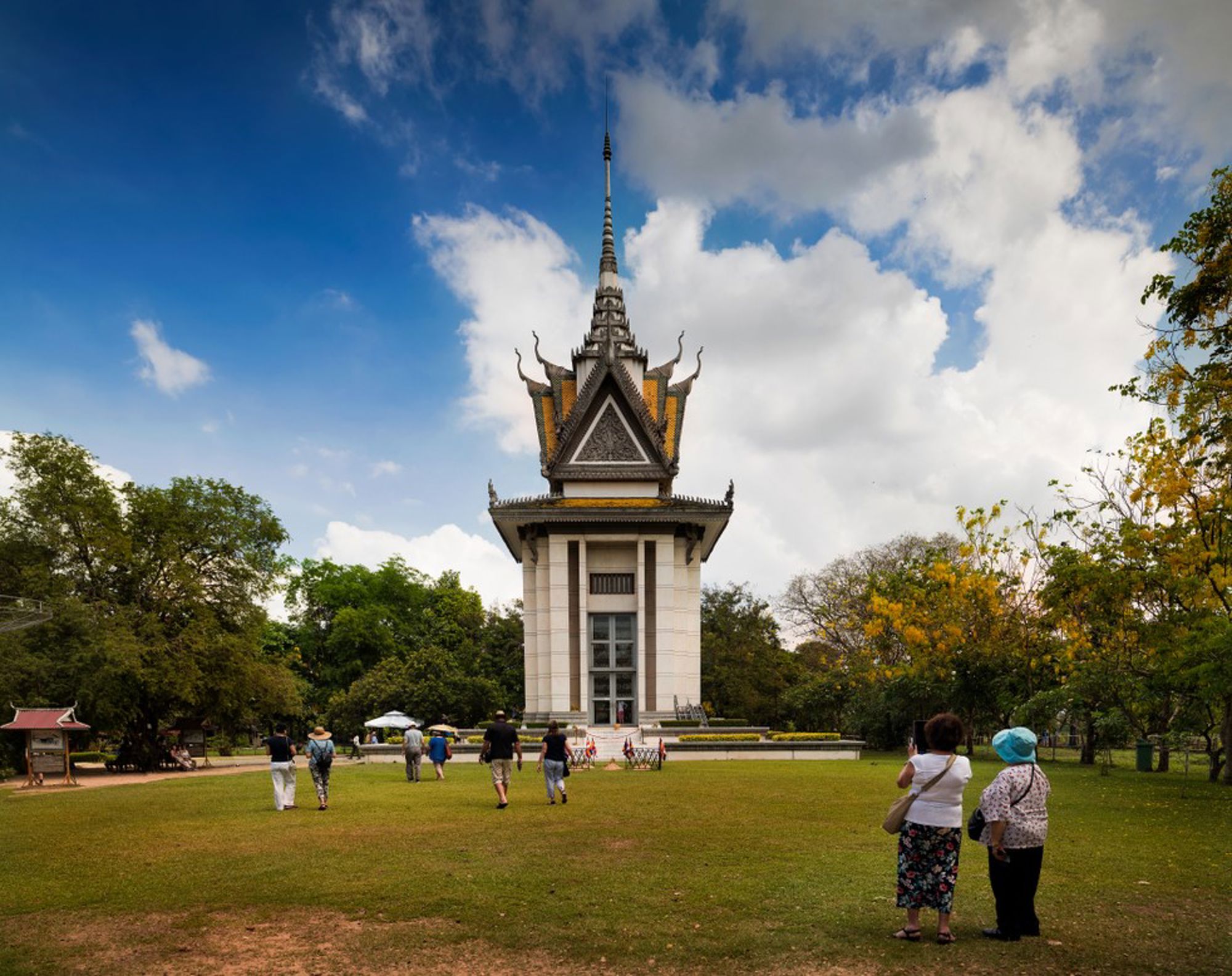 Tuol Sleng Genocide Museum in Phnom Penh, Cambodja, met bezoekers op het grasveld.
