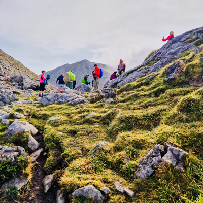 Groep wandelaars op rotsachtig bergpad in de Picos de Europa, Spanje.