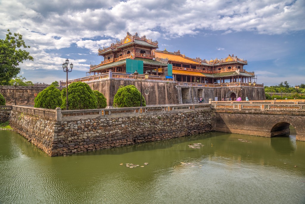 Keizerlijke Citadel in Hué met paleis en gracht, Vietnam.