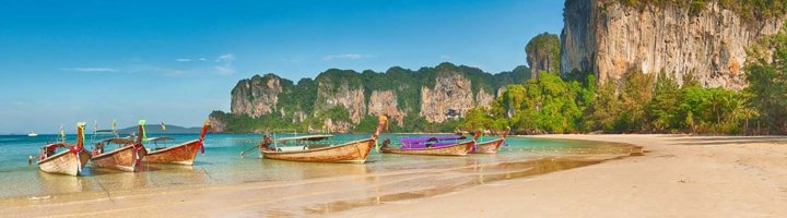 Kalkstenen rotsformaties en turquoise zee bij Krabi, Thailand.