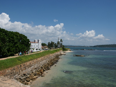 Kustpad bij Galle Fort met vuurtoren en zee, Sri Lanka.