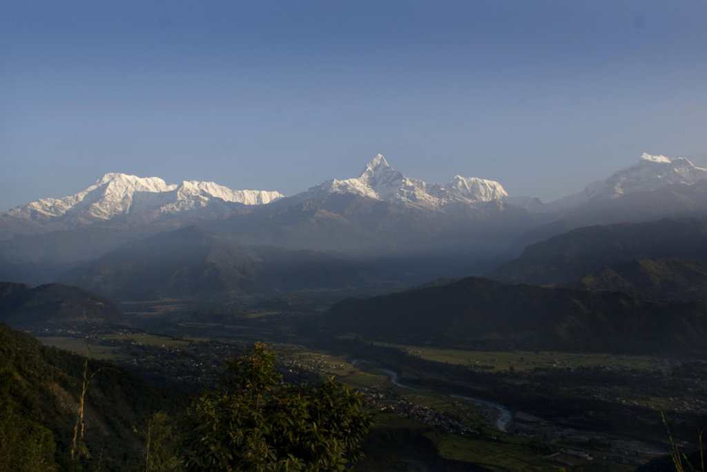 Uitzicht op de met sneeuw bedekte Himalaya in Nepal tijdens een groepsrondreis Noord-India en Nepal.