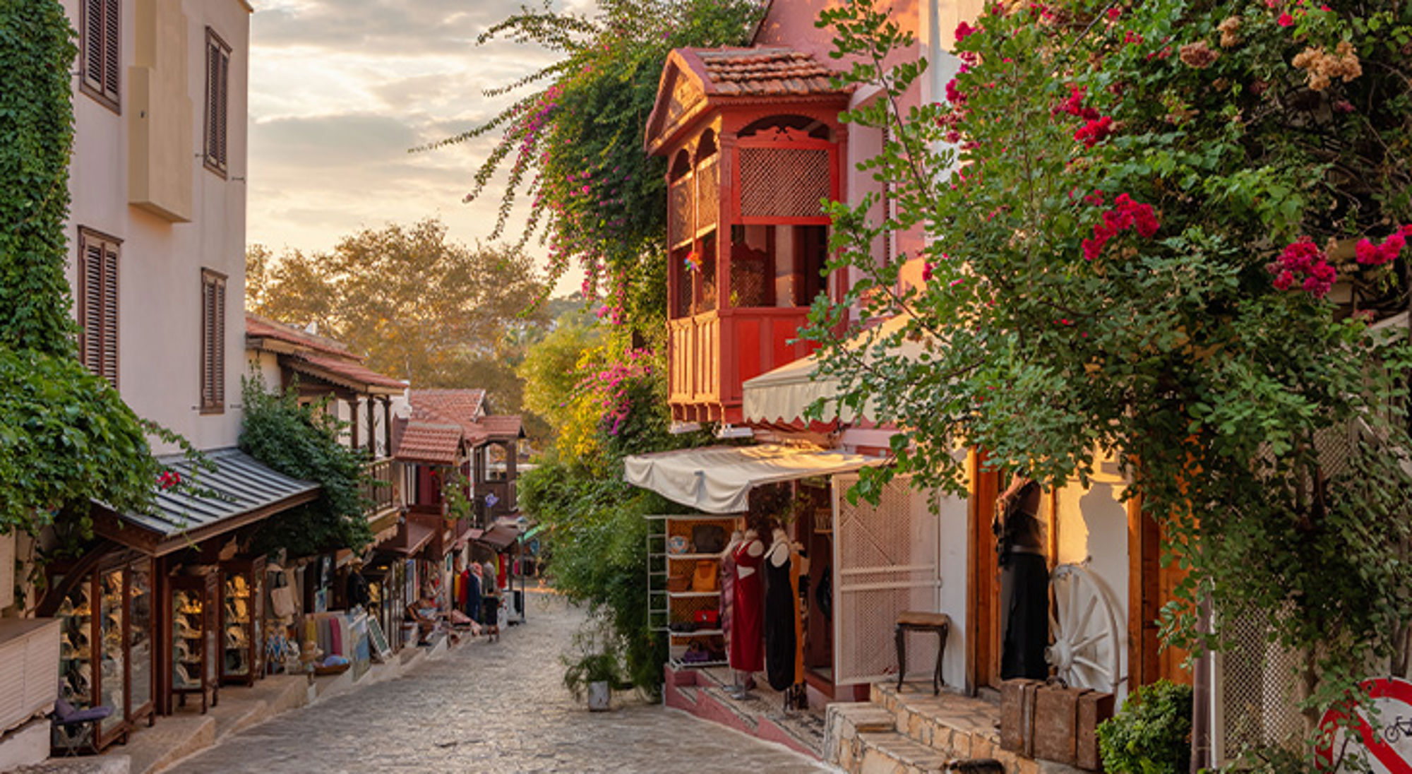 Kas old town Sfeervolle straat met winkels en kleurrijke bloemen in de oude binnenstad van Antalya, Turkije.