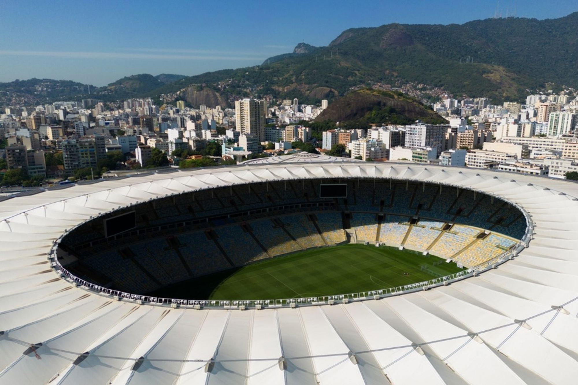 Maracanã-stadion in Rio de Janeiro met uitzicht op de skyline en groene bergen.