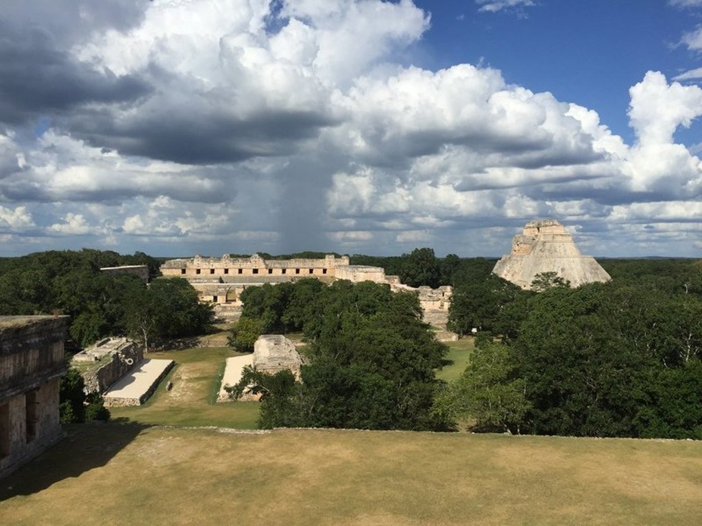 Uitzicht op de Maya-ruïnes van Uxmal in Mexico met piramide en wolkenlucht.