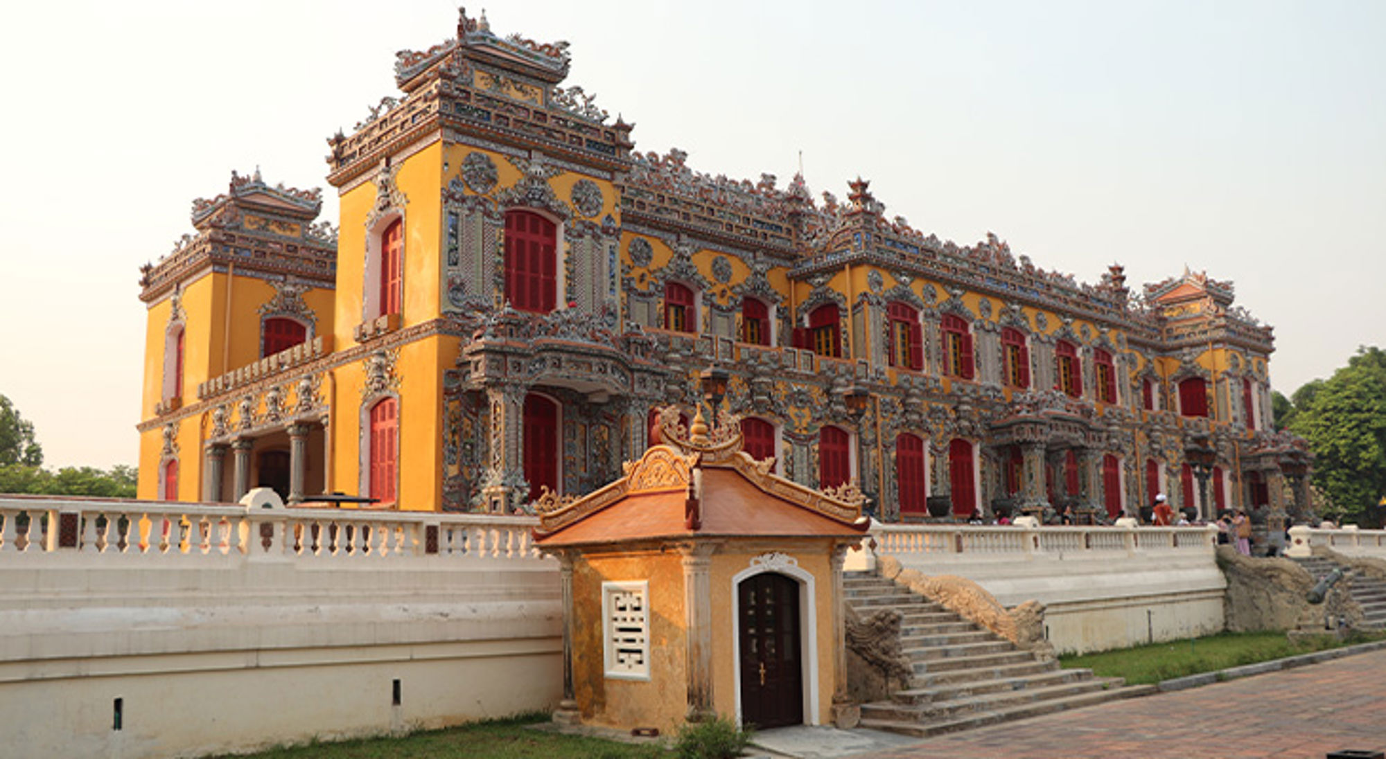 Hué Ornate keizerlijk paleis met gele gevel en rode ramen in Hué, Vietnam.