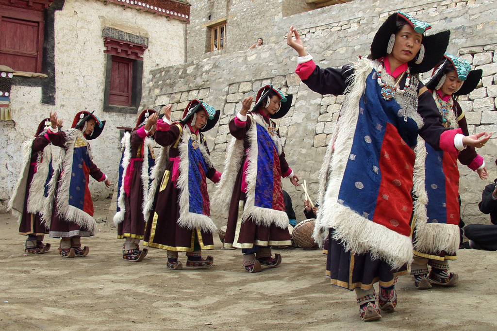 Traditionele dansers in Ladakh tijdens groepsrondreis India Spiti & Ladakh.