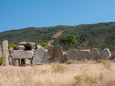 Nuraghe-ruïne in het heuvelachtige landschap van Sardinië tijdens de 8-daagse wandelvakantie.