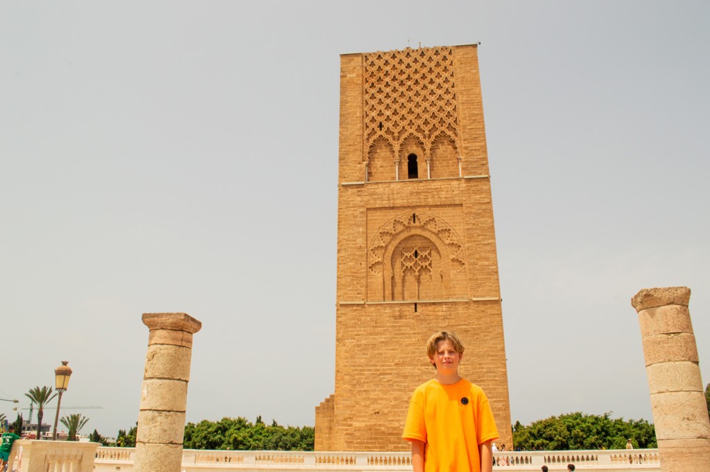 Jongen voor de Hassan-toren in Rabat tijdens familiereis Marokko Hoogtepunten.