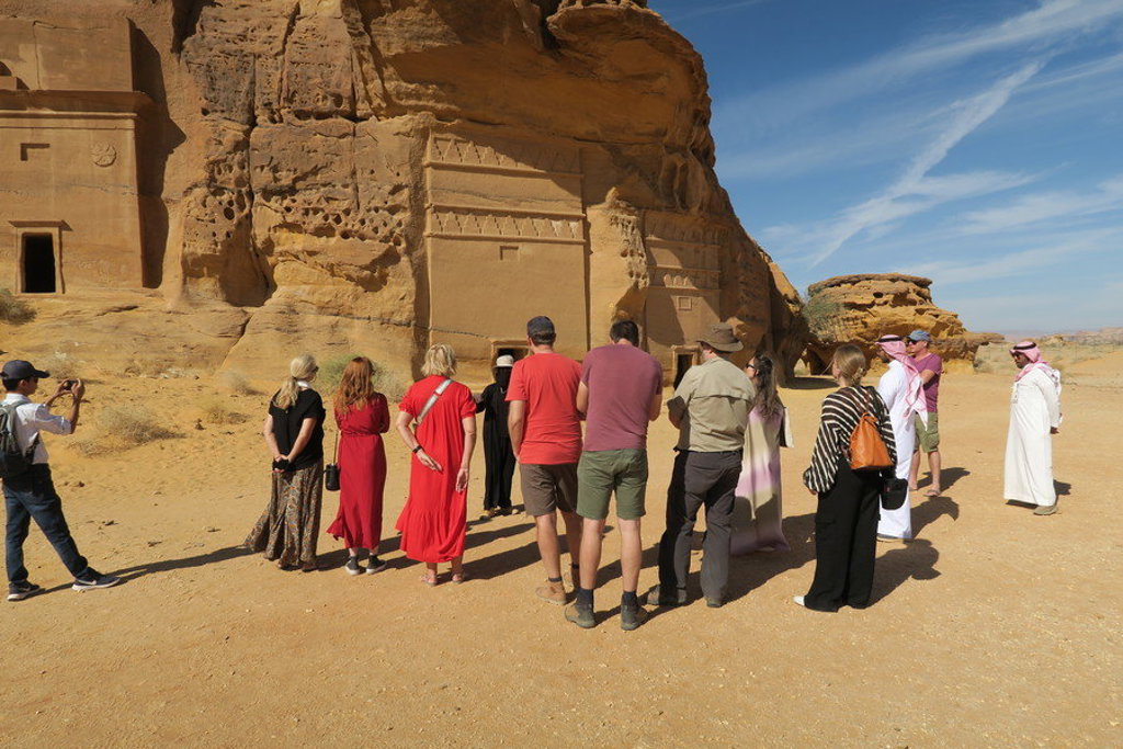 Groepsrondreis Saoedi-Arabië: reizigers bij rotsgraven van Hegra (AlUla) in de woestijn.