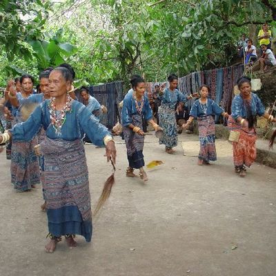 Traditionele dans op het eiland Sumba tijdens groepsrondreis Kleine Sunda eilanden, Indonesië.