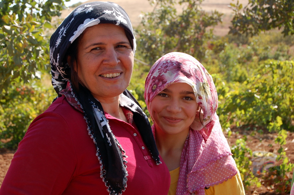 Vrouw en meisje met hoofddoek in een boomgaard aan de Turkse Turquoise Kust tijdens een familiereis Turkije.