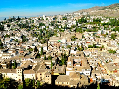 Panorama over het oude centrum van Granada met witte huizen en cipressen, Andalusië.