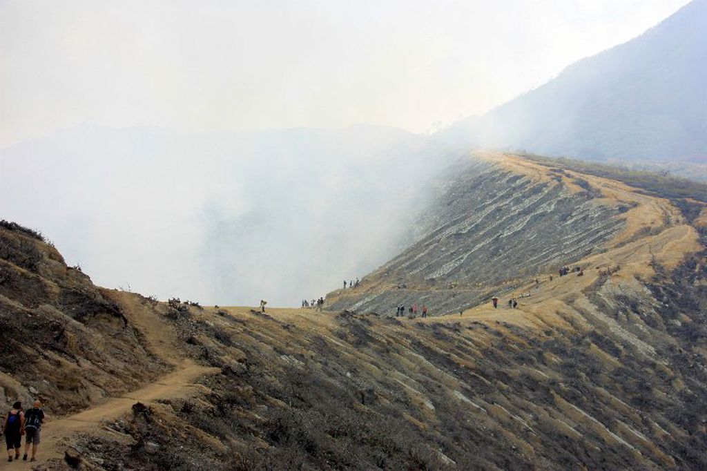 Wandelaars op de kraterrand van de Ijen-vulkaan op Java, Indonesië.