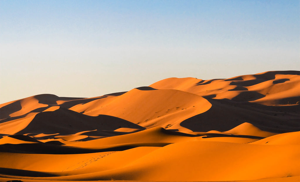 Zandduinen in de Sahara bij zonsondergang tijdens de Familiereis Marokko Hoogtepunten.