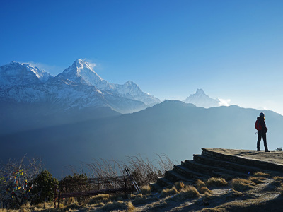 Trekker kijkt uit over de Annapurna-bergen in Nepal tijdens de Route Nepal Annapurna.