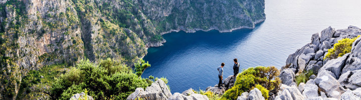 Uitzicht vanaf rotsen op de Blauwe Lagune en steile kliffen bij Ölüdeniz, Turkije.