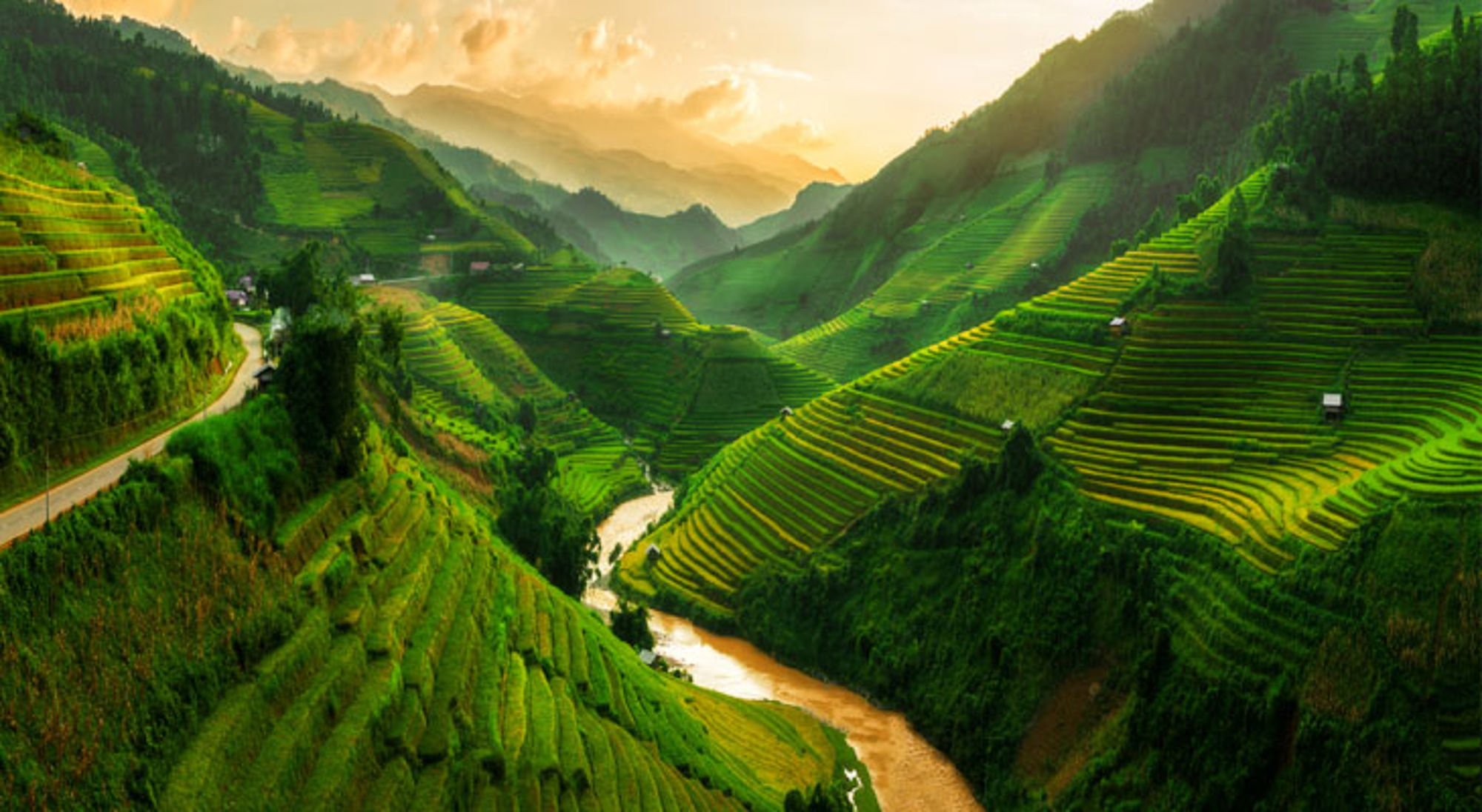 Mu Cang Chai Sapa Groene rijstterrassen in de bergen van Vietnam met een rivier in de vallei bij zonsondergang.